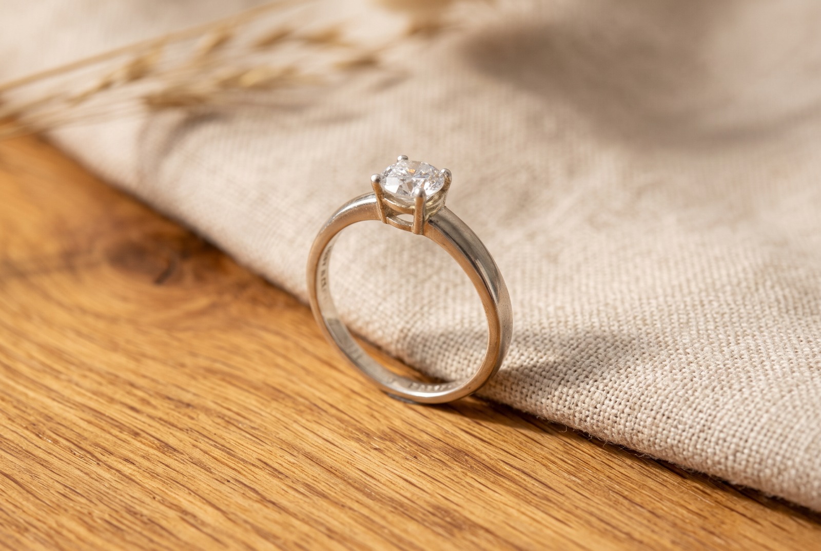Bague de fiançailles avec pierre zircon solitaire